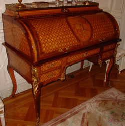 Louis XV/XVI transitional style desk made of satinwood, mahogany and kingwood
